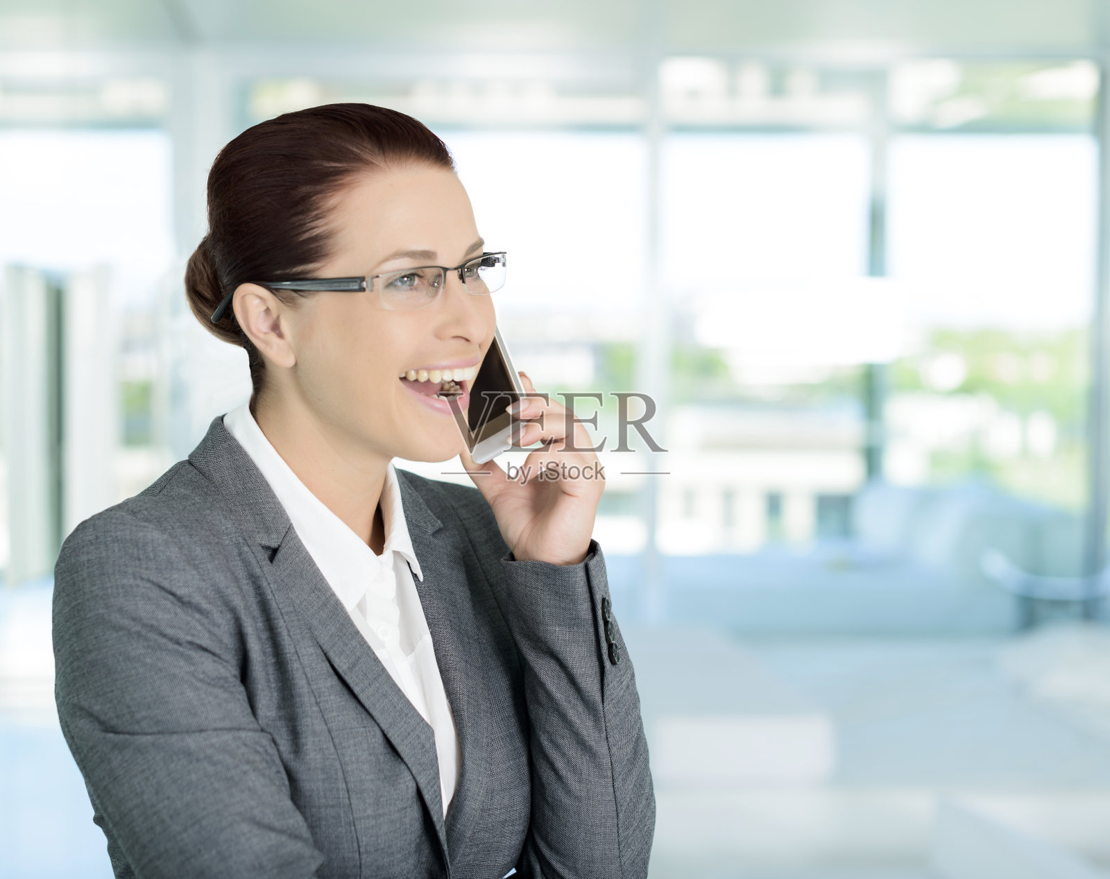 打电话的女商人照片摄影图片