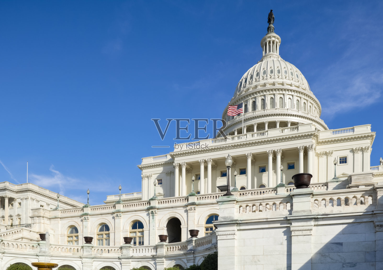 美国国会大厦西立面在清晨的阳光下闪闪发光照片摄影图片