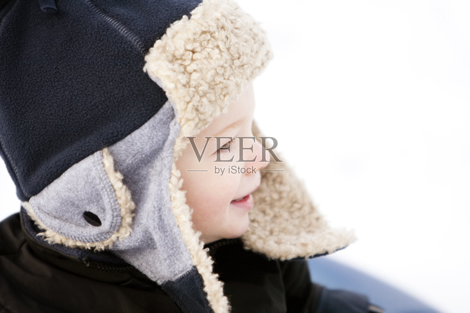 男孩戴着冬天的帽子。照片摄影图片