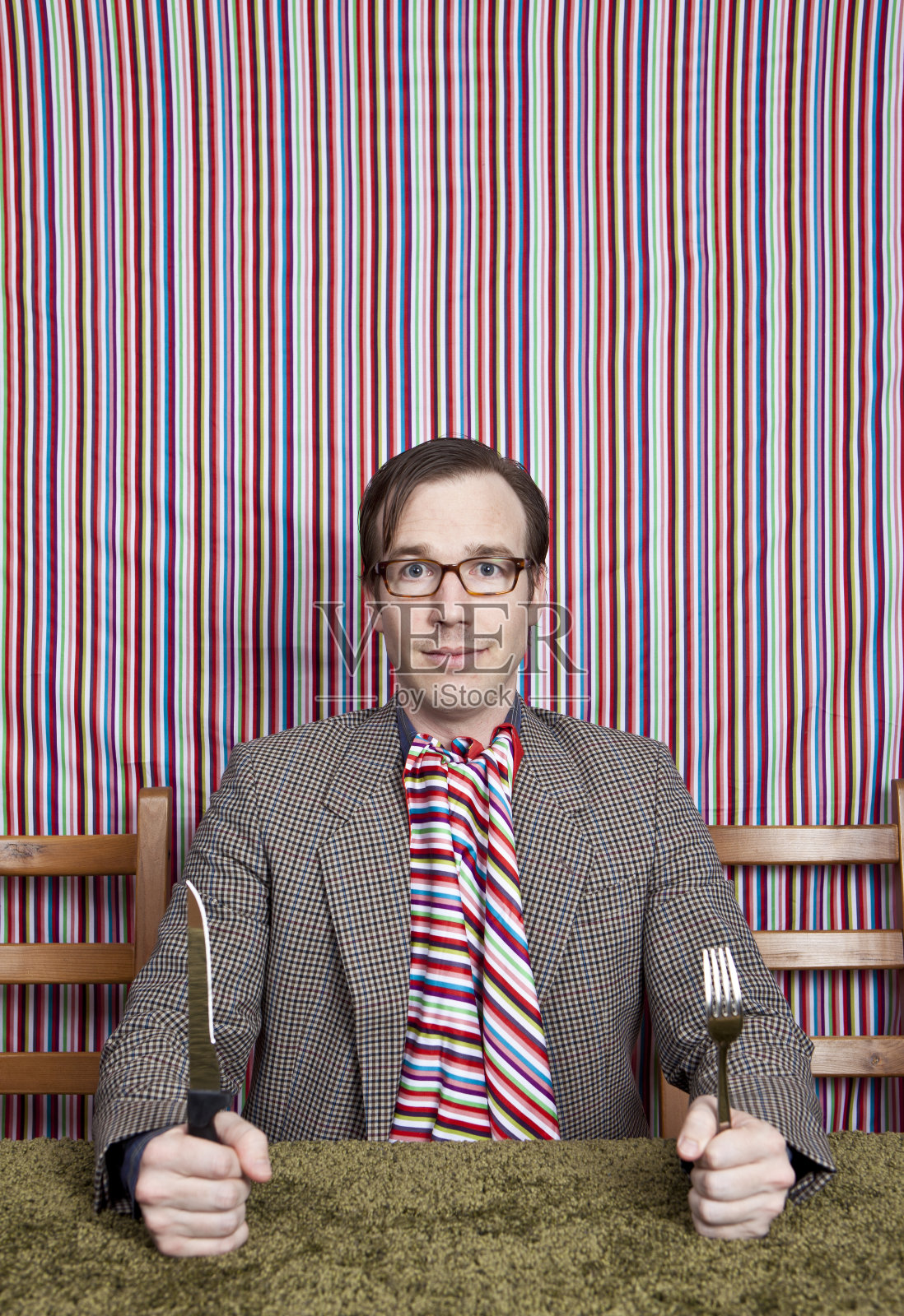 等待晚餐的书呆子照片摄影图片