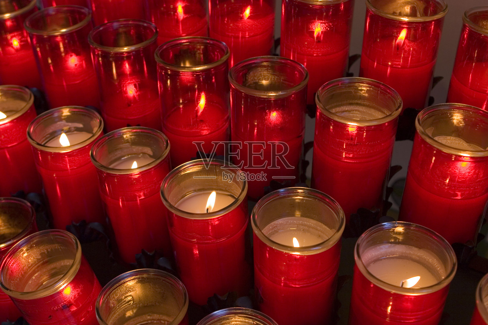 教堂里的天主教祈祷蜡烛照片摄影图片