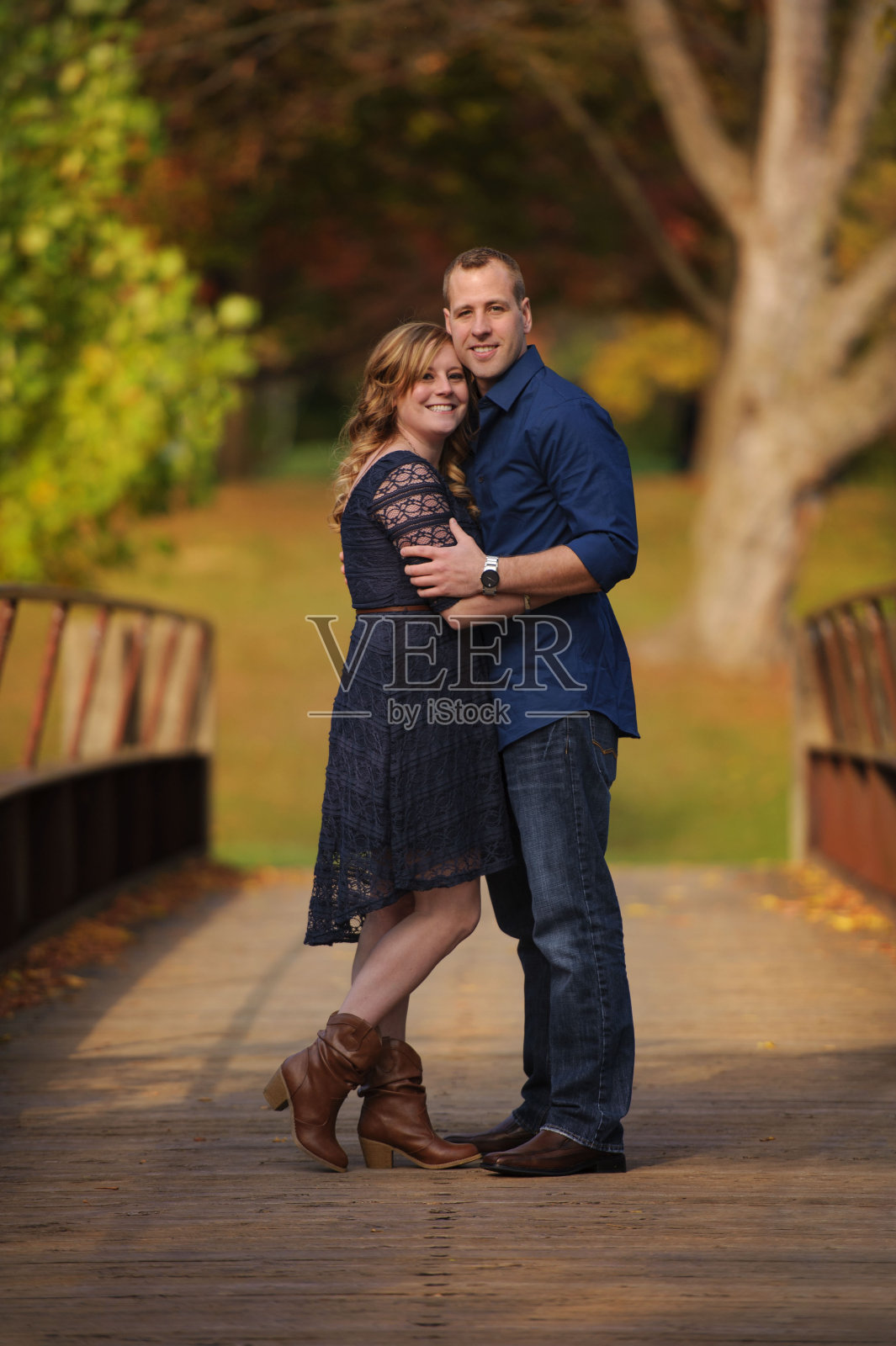 新婚夫妇站在桥上照片摄影图片