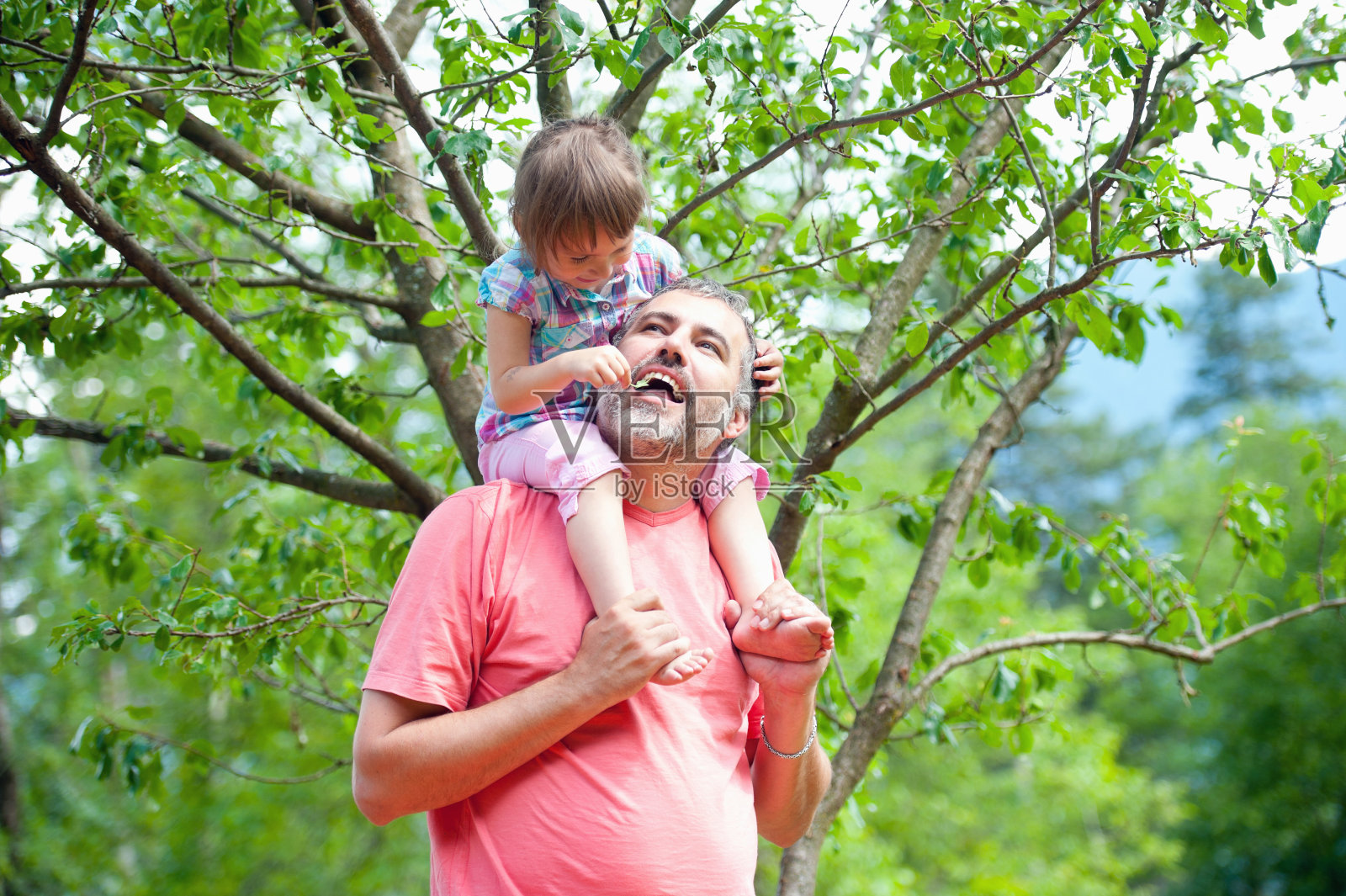 快乐的爸爸和女儿在公园玩得开心照片摄影图片