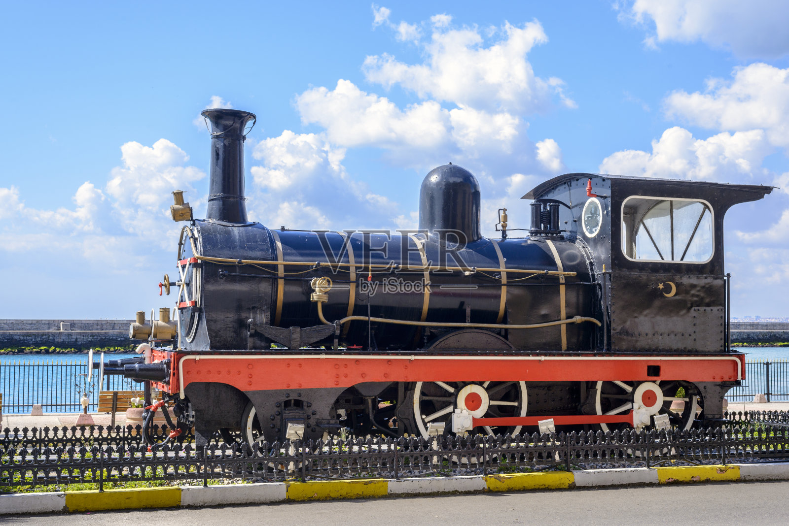 伊斯坦布尔Haydarpasa火车站前的蒸汽机车照片摄影图片