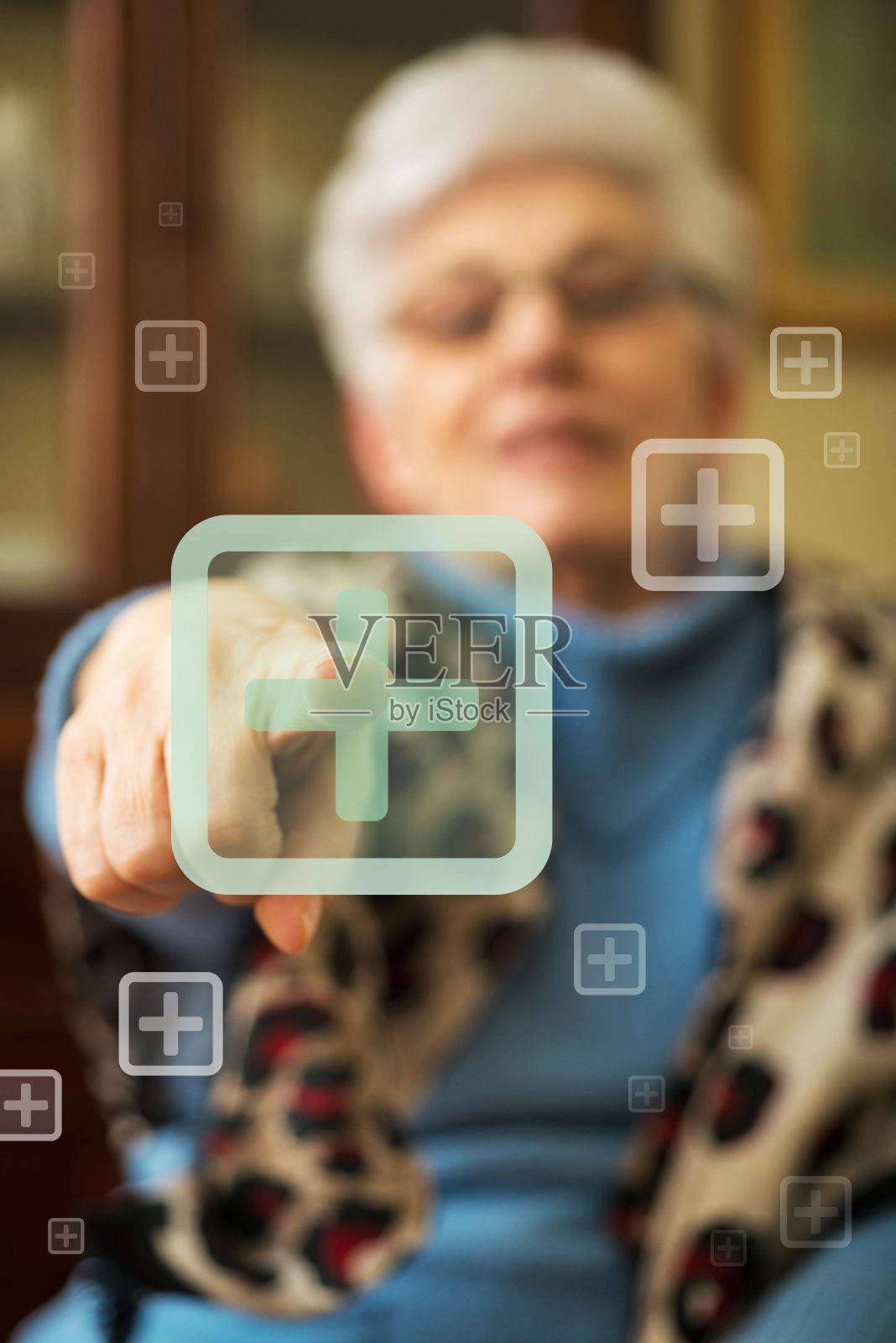 按按钮的资深女性。请求帮助照片摄影图片