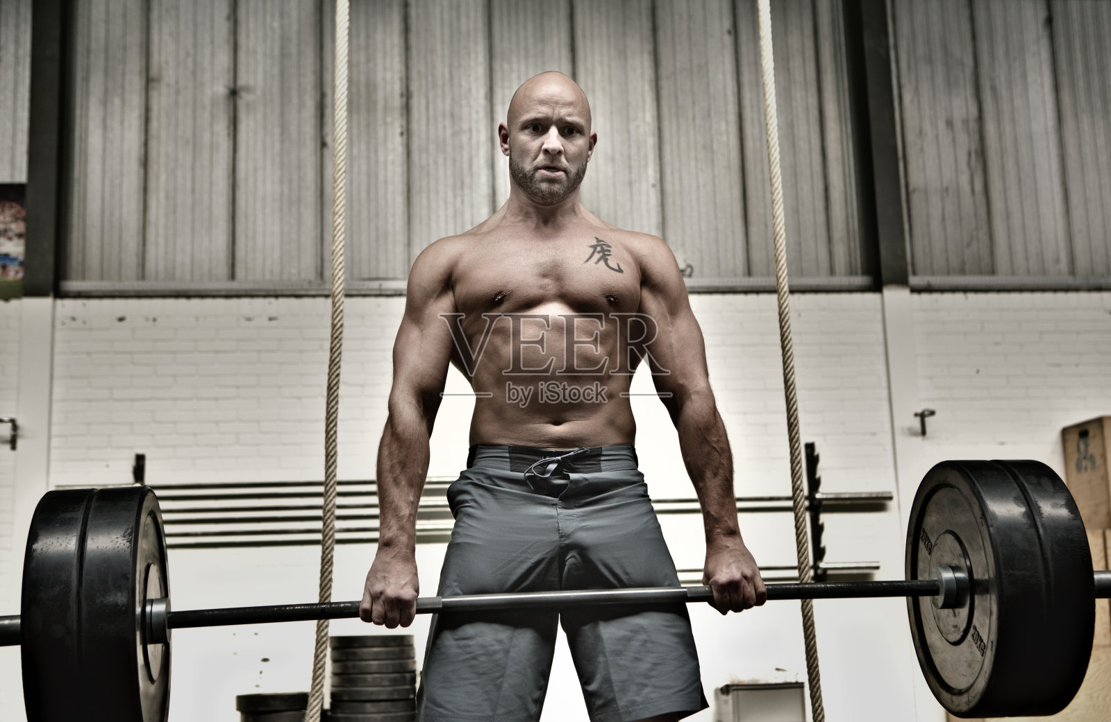 健身房里的年轻人照片摄影图片