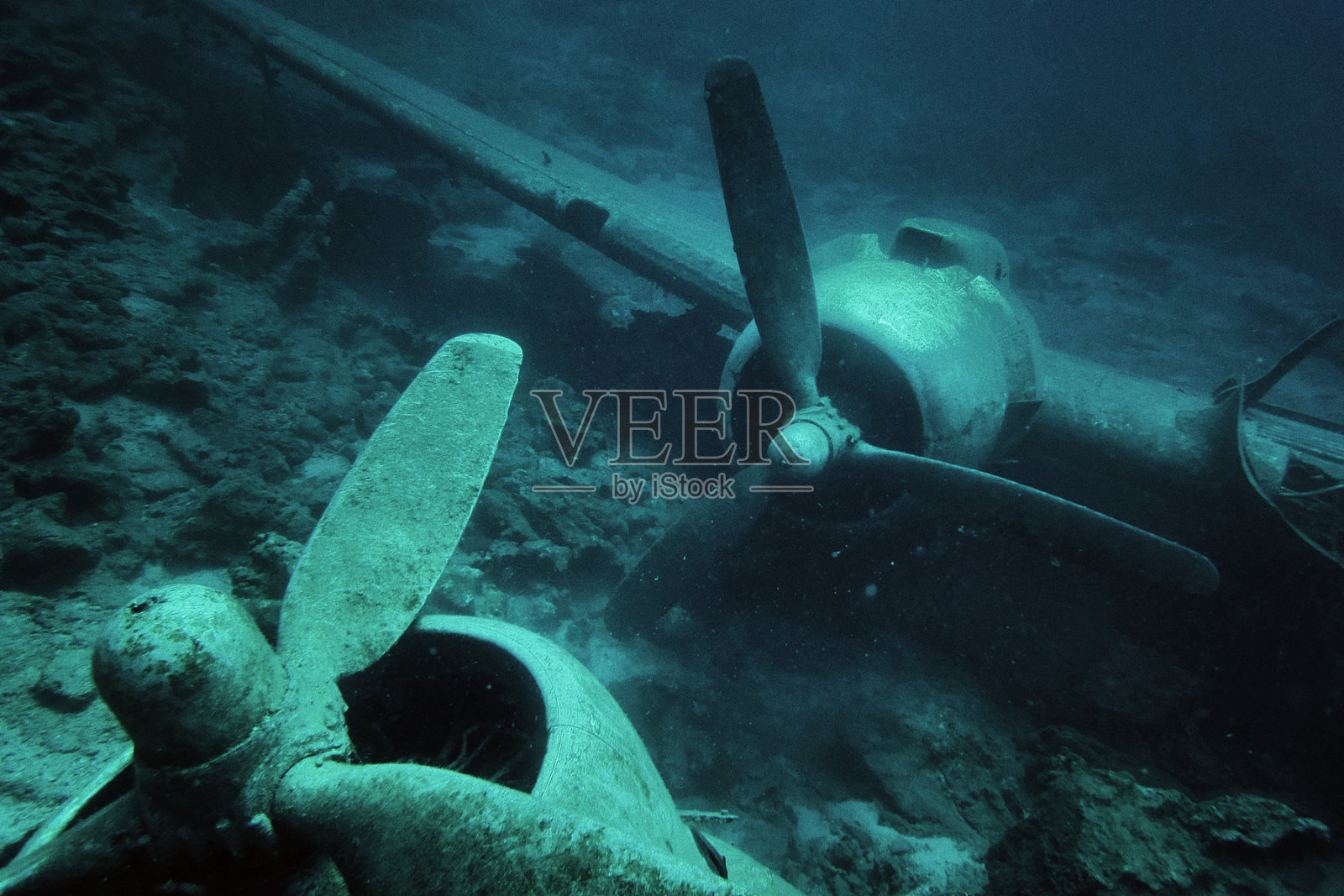 在土耳其博德鲁姆的爱琴海，被淹没和毁坏的螺旋桨飞机照片摄影图片