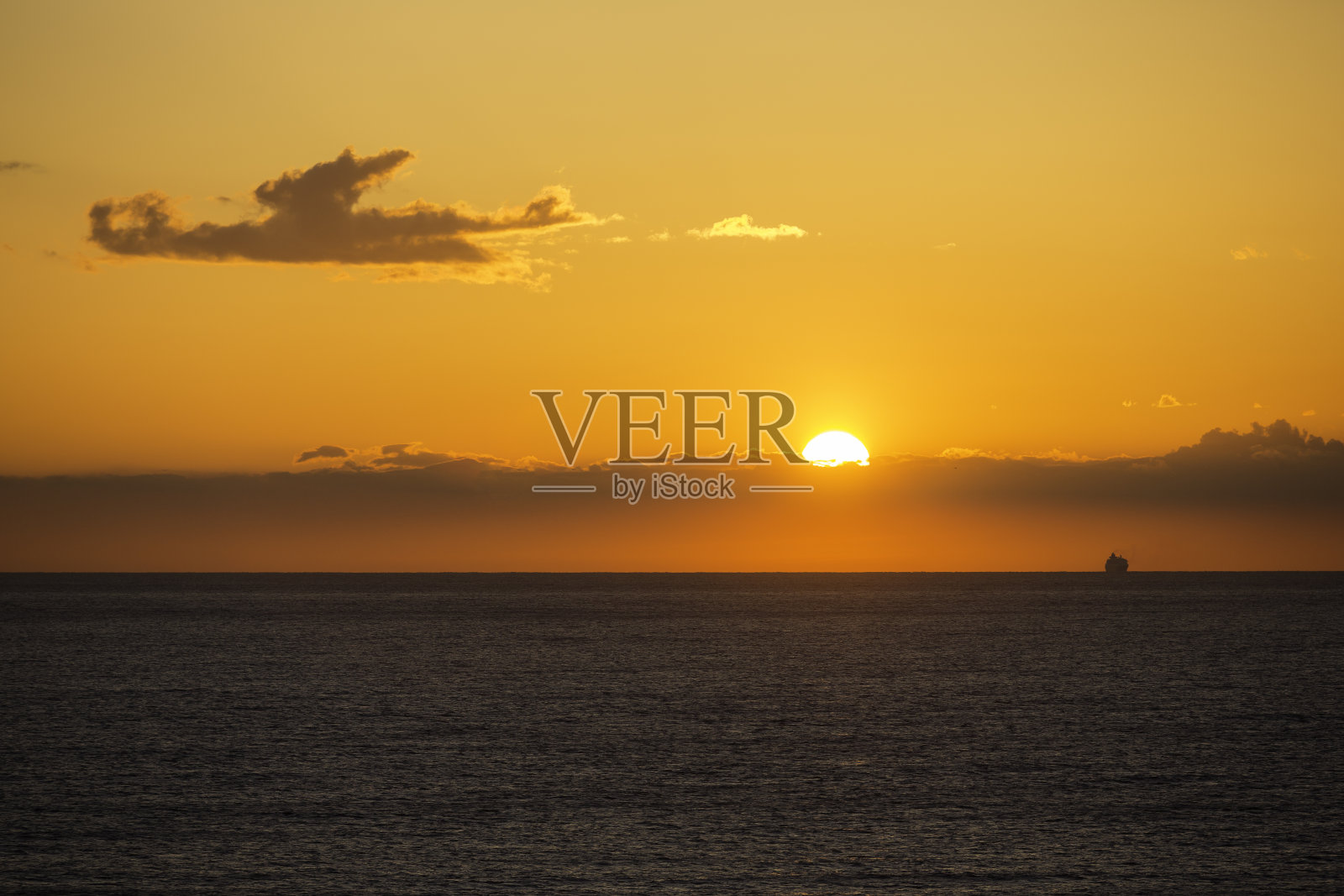 美丽的早晨日出/日落在海上照片摄影图片