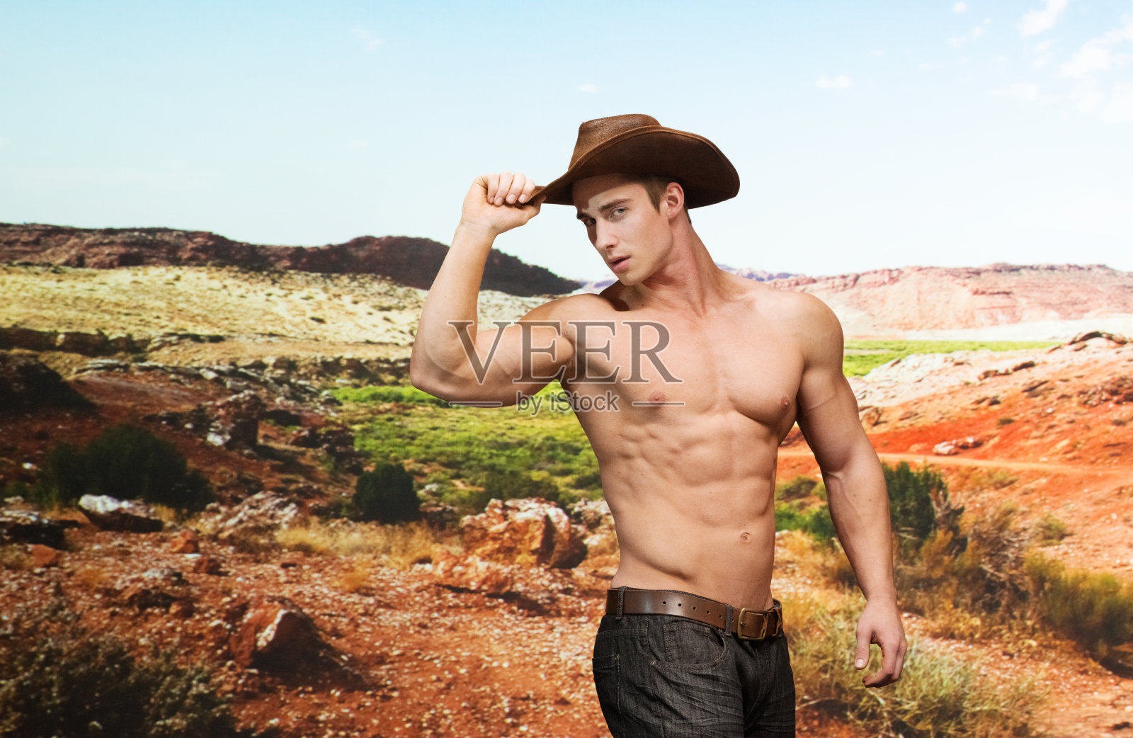 赤膊上阵的牛仔在户外照片摄影图片