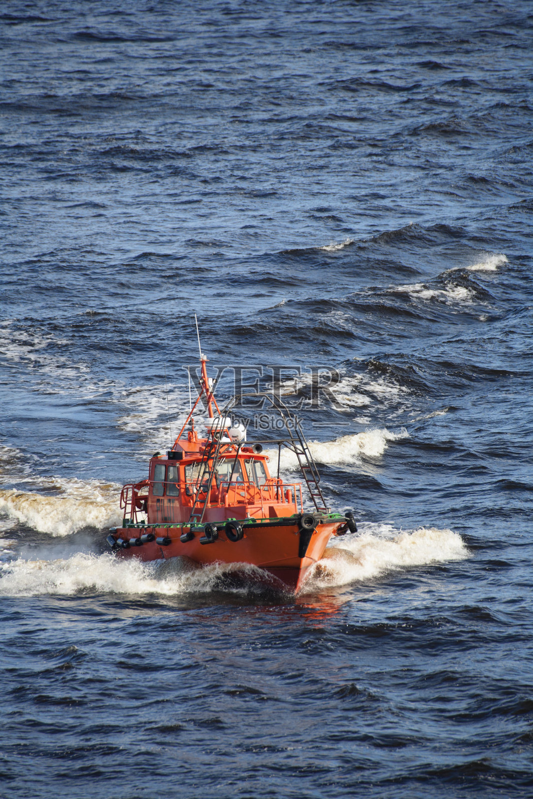 引航船即将接近一艘船照片摄影图片