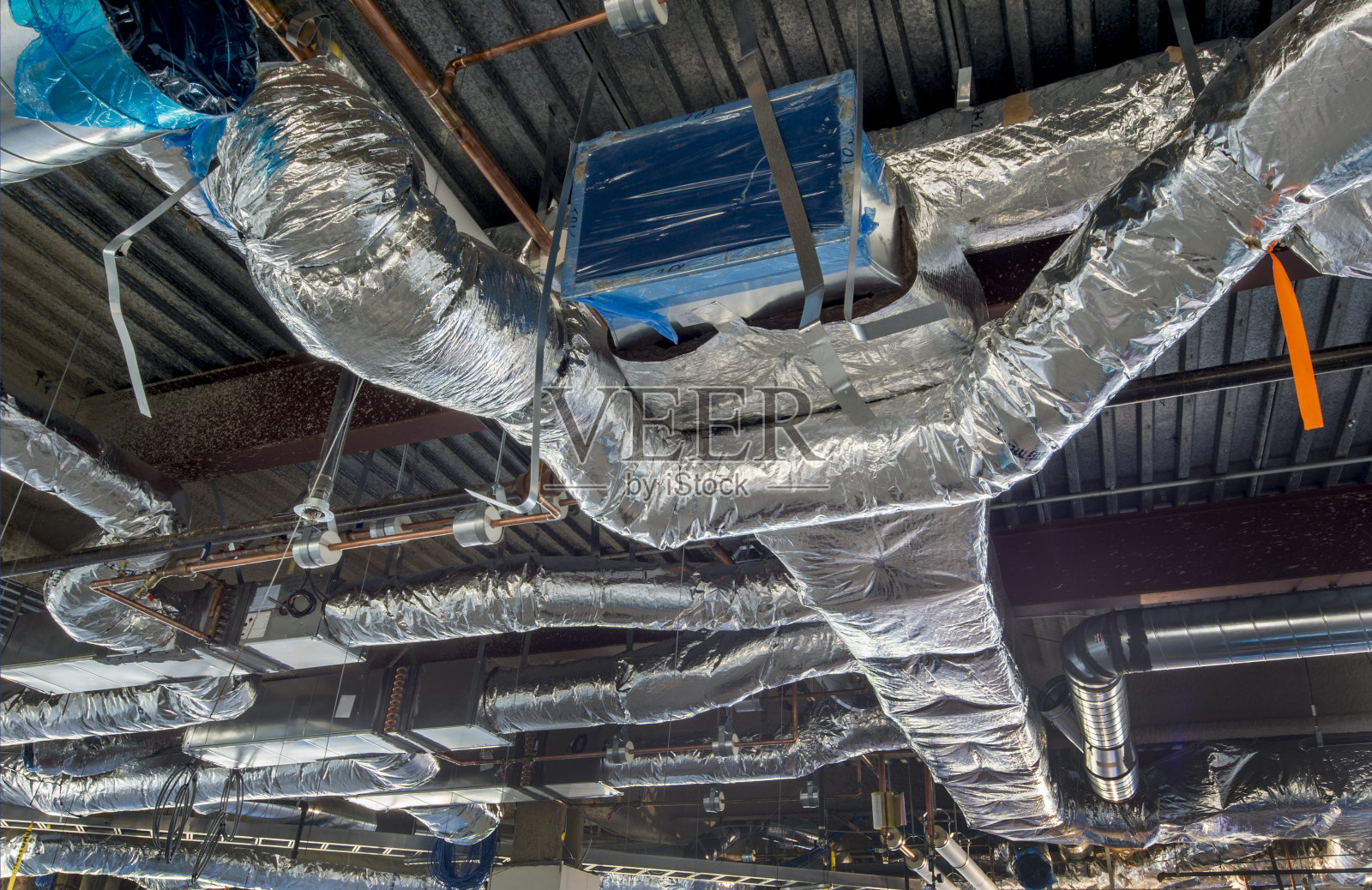 保温风管安装照片摄影图片