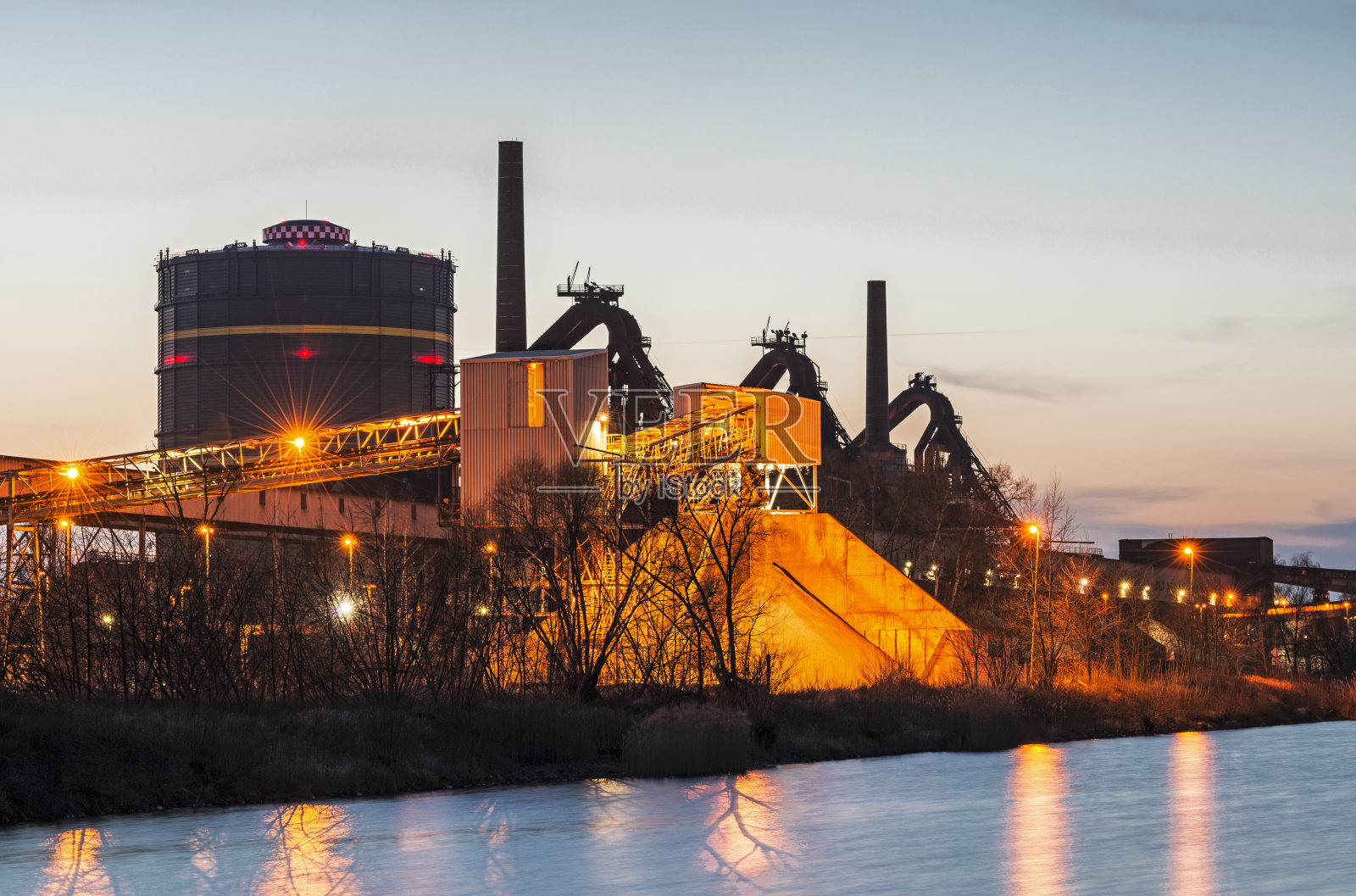 钢厂和高炉的黄昏照片摄影图片