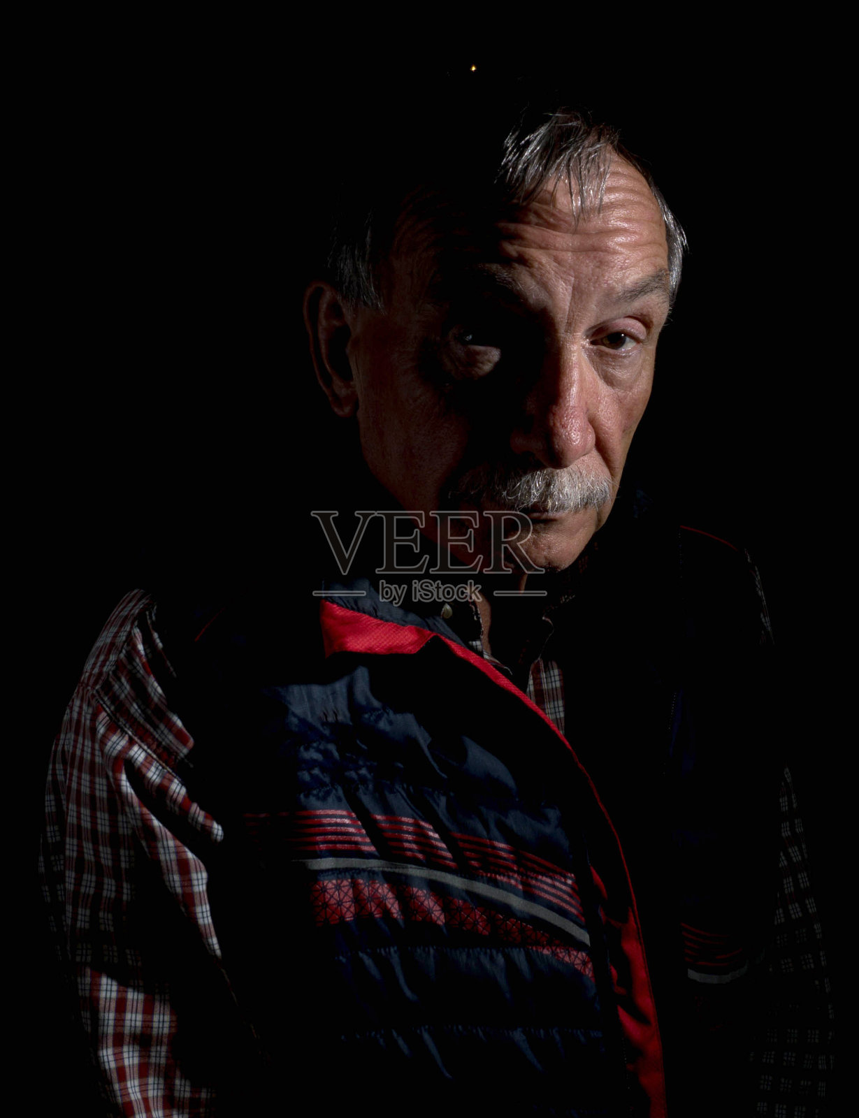 老人忧郁的肖像照片摄影图片