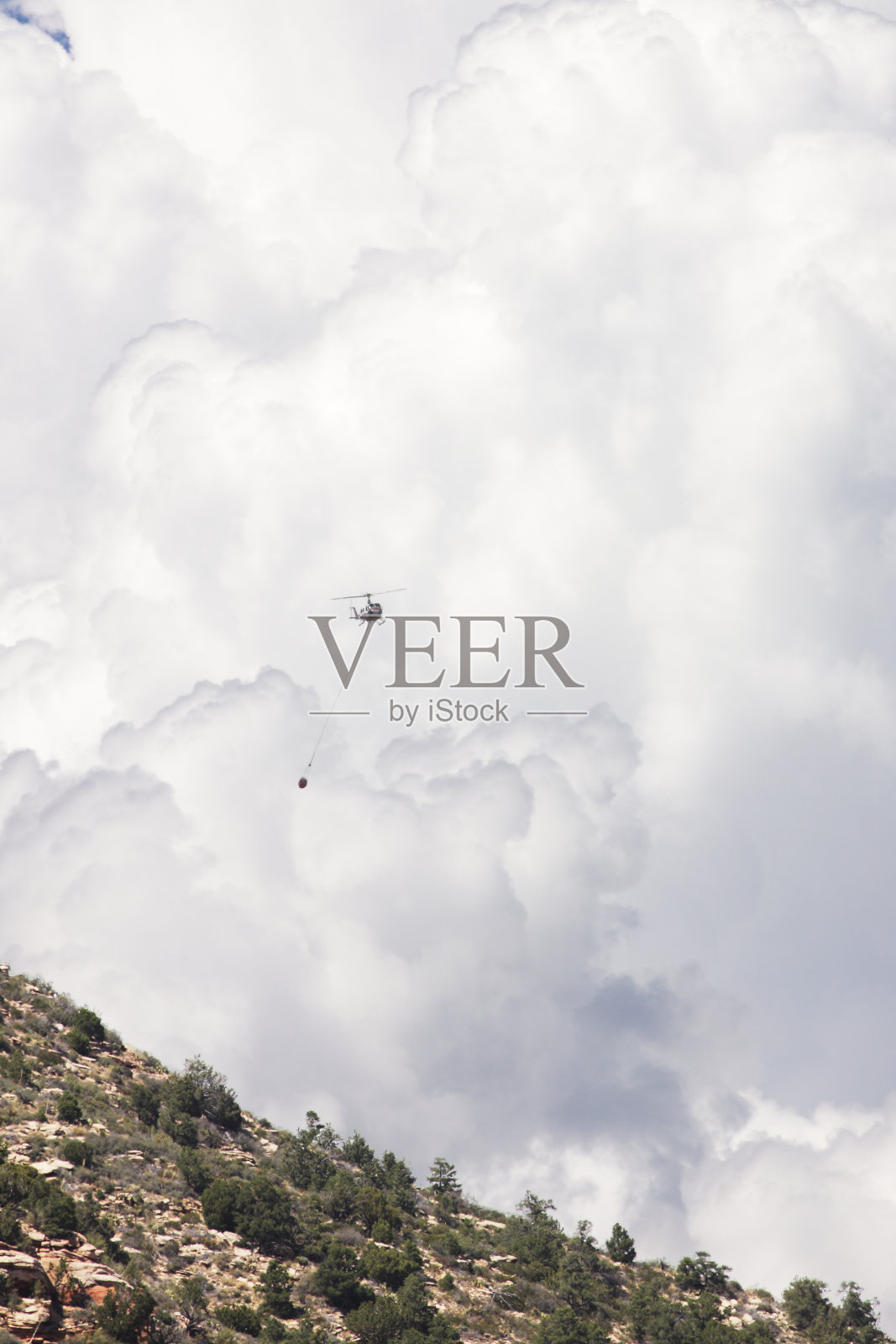 直升机，消防桶照片摄影图片