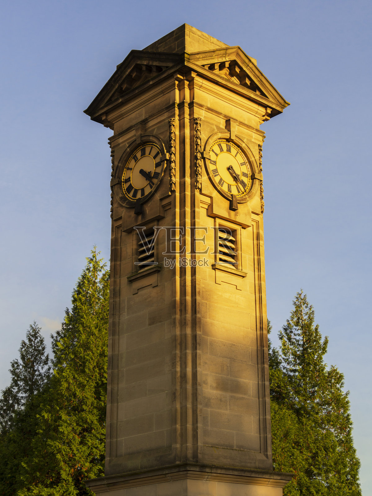 钟楼仰天俯视图照片摄影图片