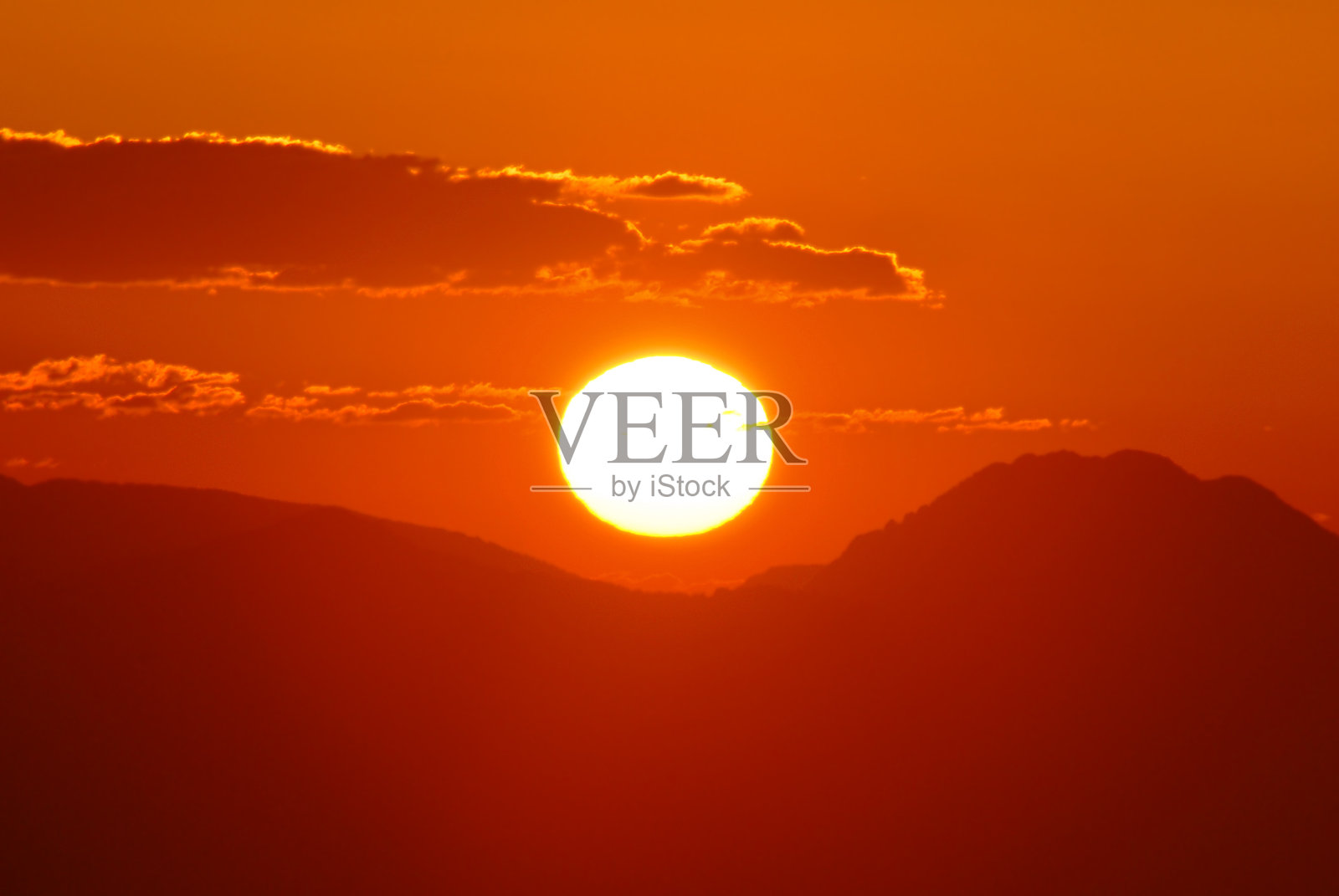 美丽的日出在山上照片摄影图片