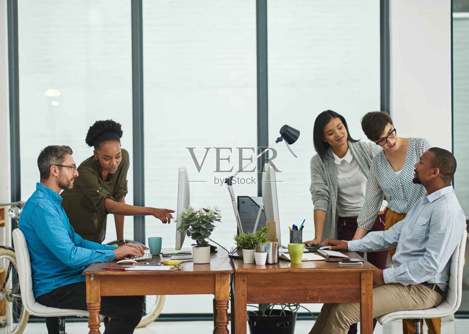 又是办公室里的一天照片摄影图片