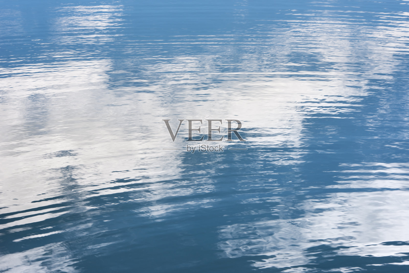 抽象云反射碧水涟漪美丽照片摄影图片