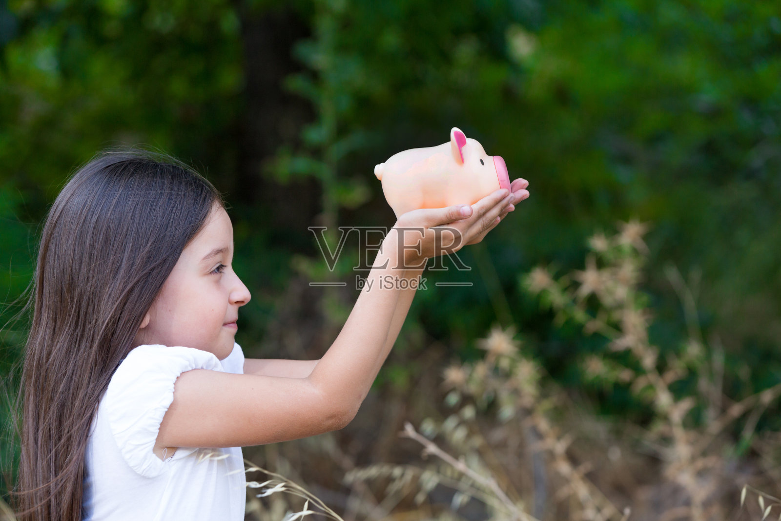 有存钱罐的小女孩照片摄影图片