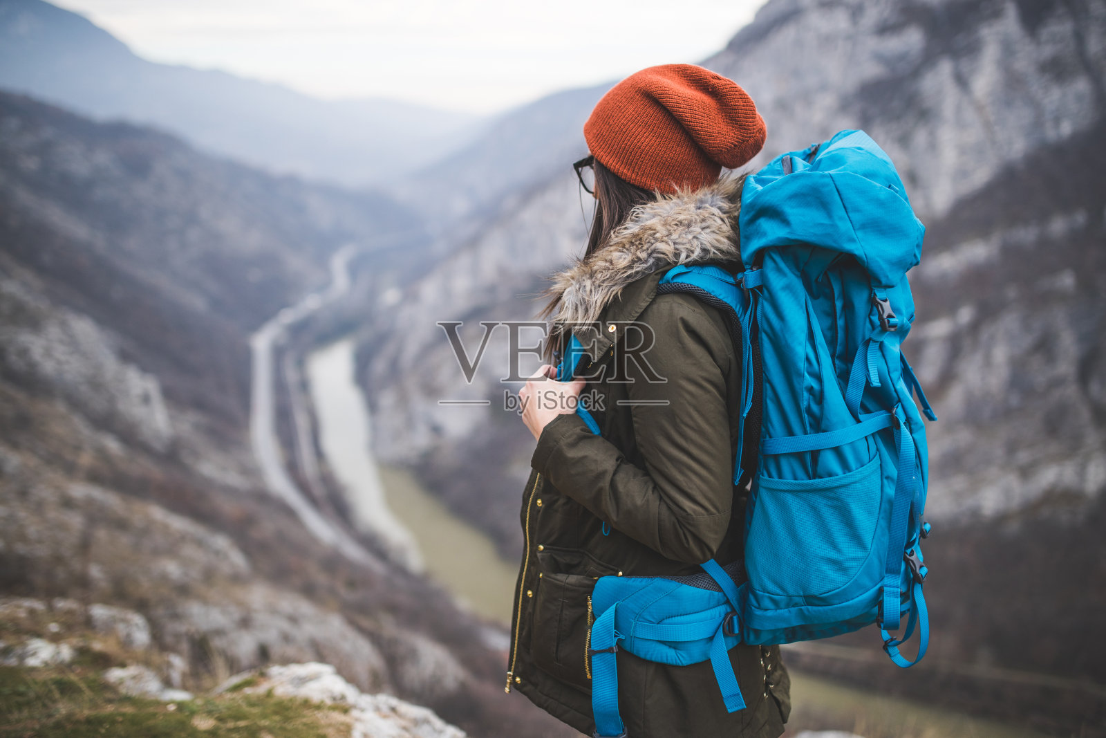 往山上看照片摄影图片
