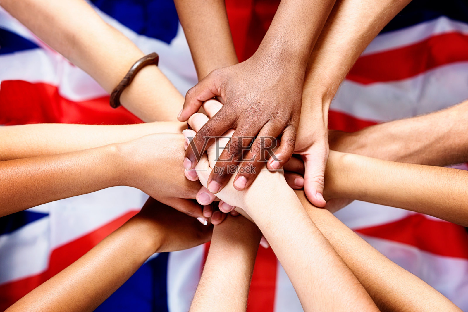 向英国国旗宣誓效忠:许多双手叠在一起照片摄影图片