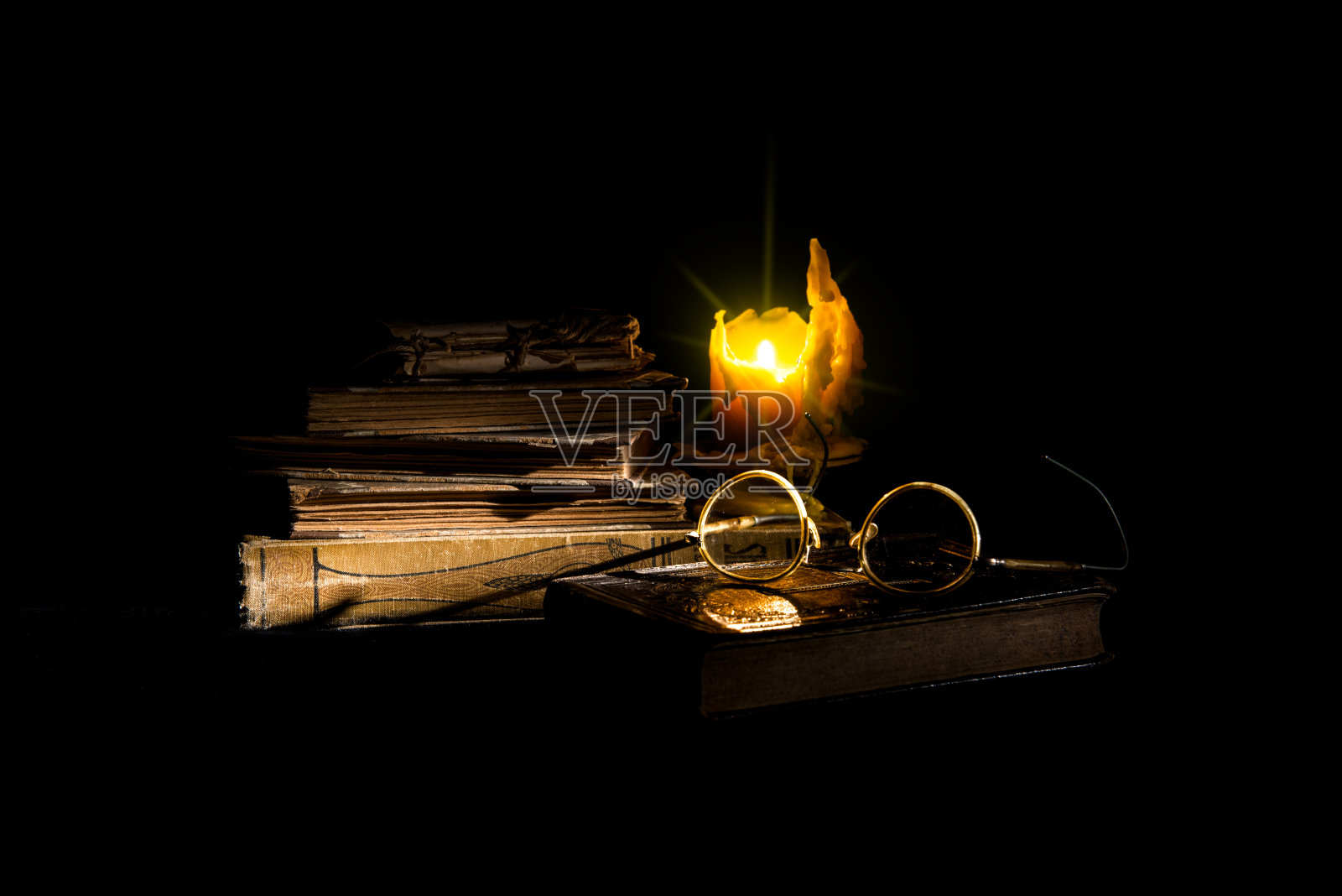 有书，蜡烛和眼镜的静物画照片摄影图片