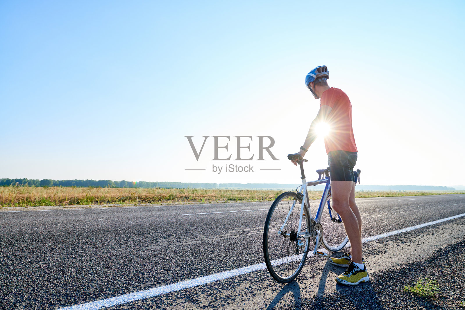 骑自行车的人休息照片摄影图片