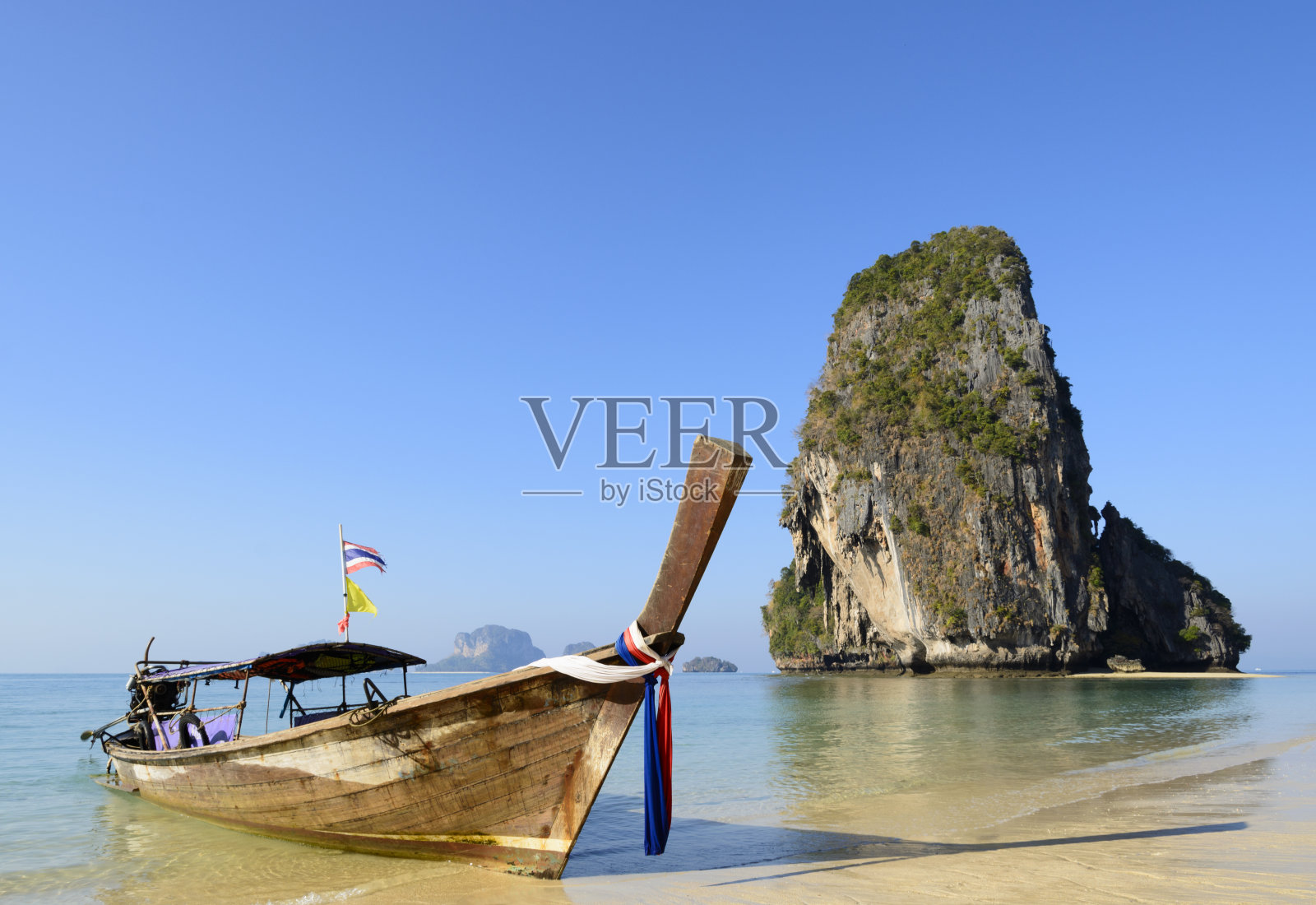 泰国Railay海滩上的长尾船照片摄影图片