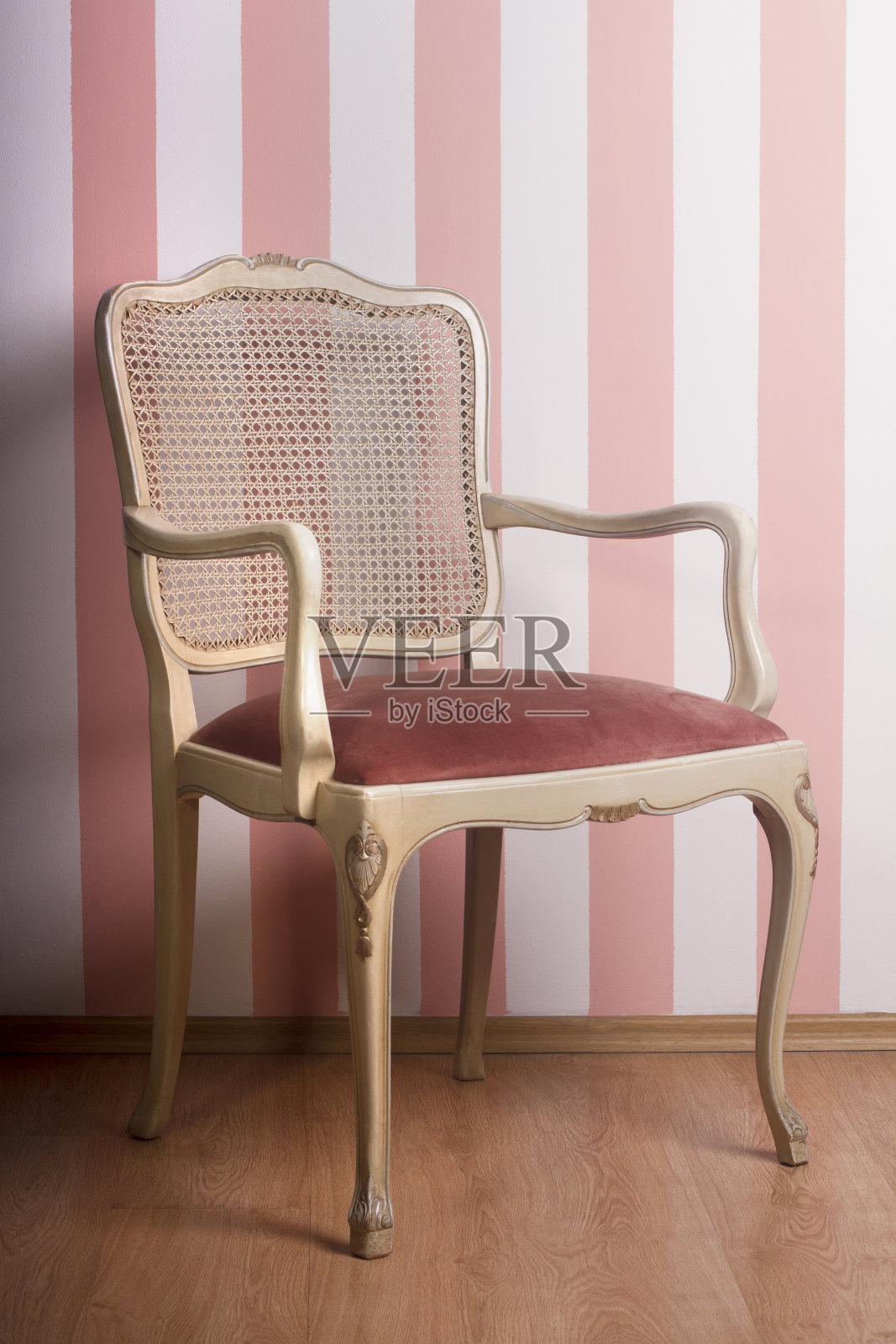 粉红条纹墙的复古椅子照片摄影图片
