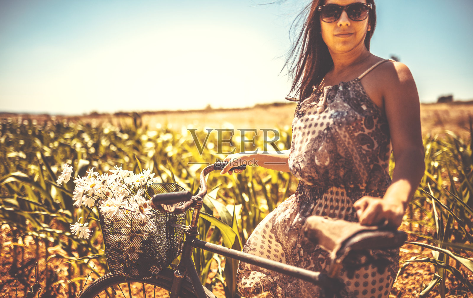 骑自行车的漂亮女人照片摄影图片