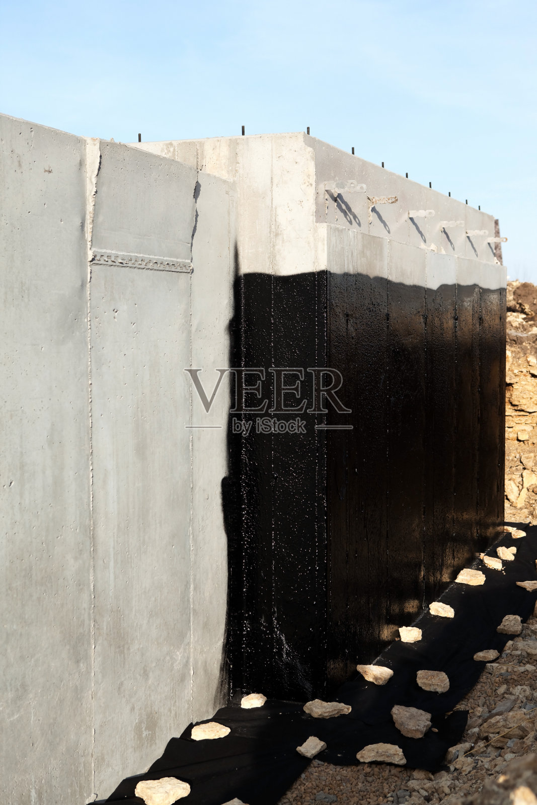 房屋地下室墙体基础涂防水密封胶照片摄影图片