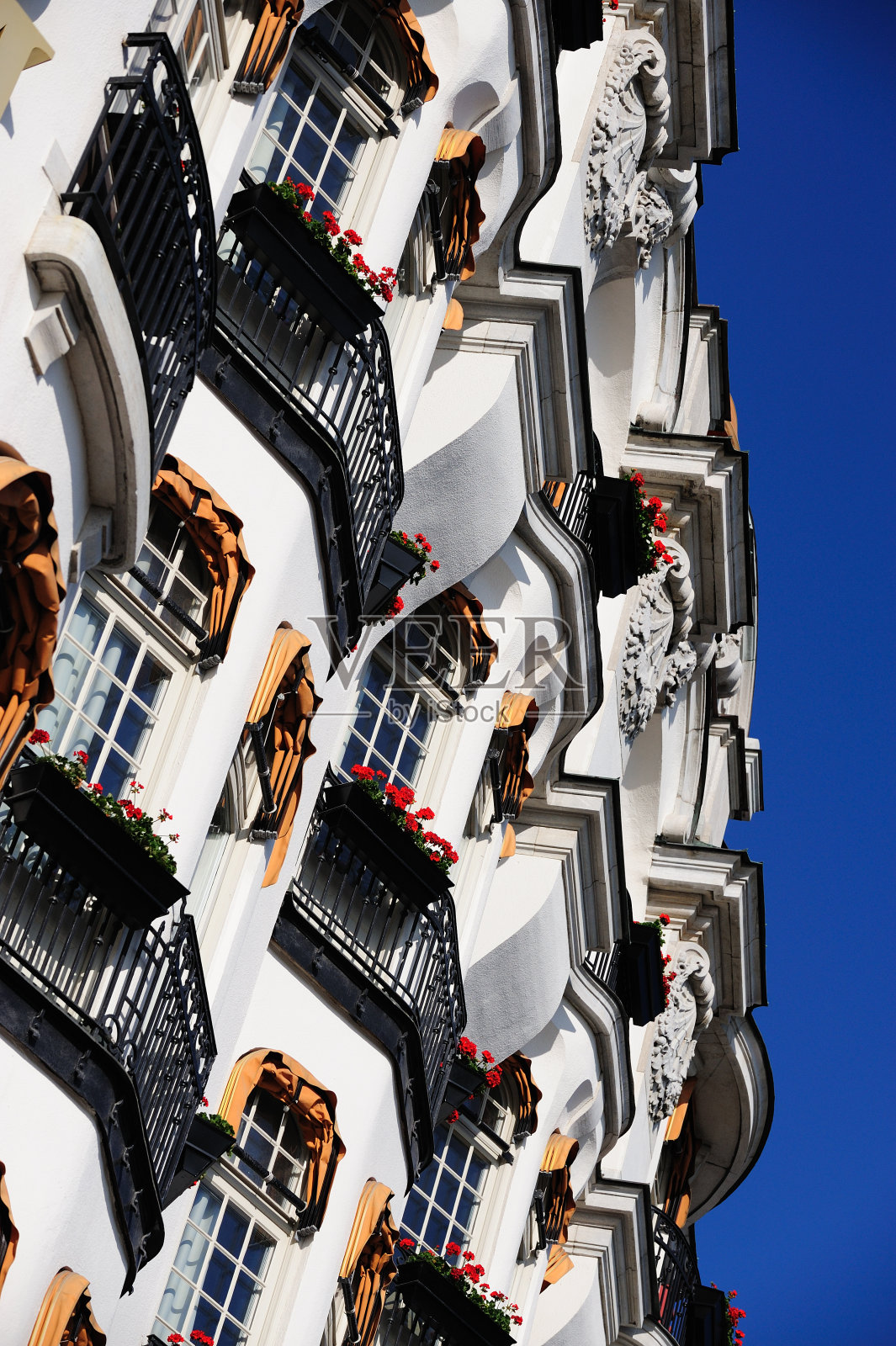 酒店立面有阳台和鲜花照片摄影图片