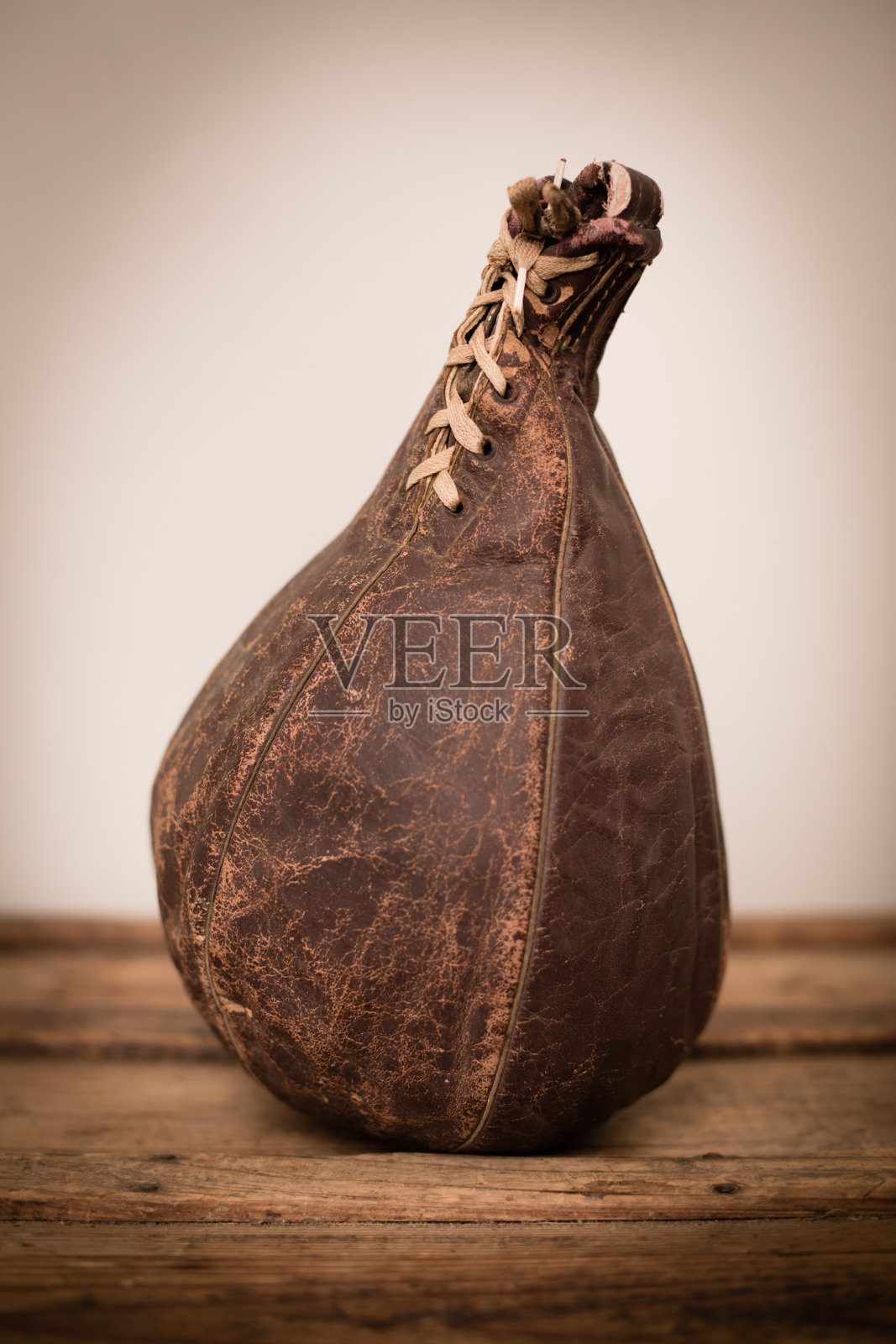 老式沙袋，坐在老木头表面直立照片摄影图片