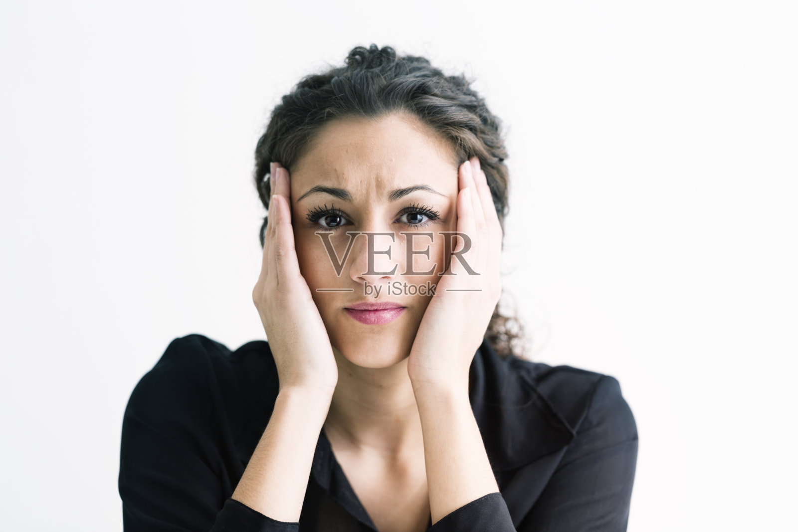 头痛的沮丧年轻西班牙裔女人照片摄影图片