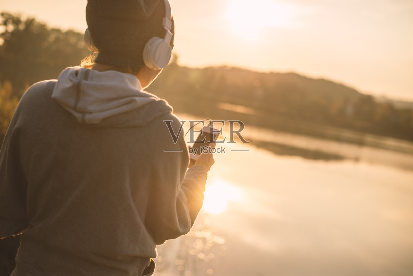 湖边休闲照片摄影图片