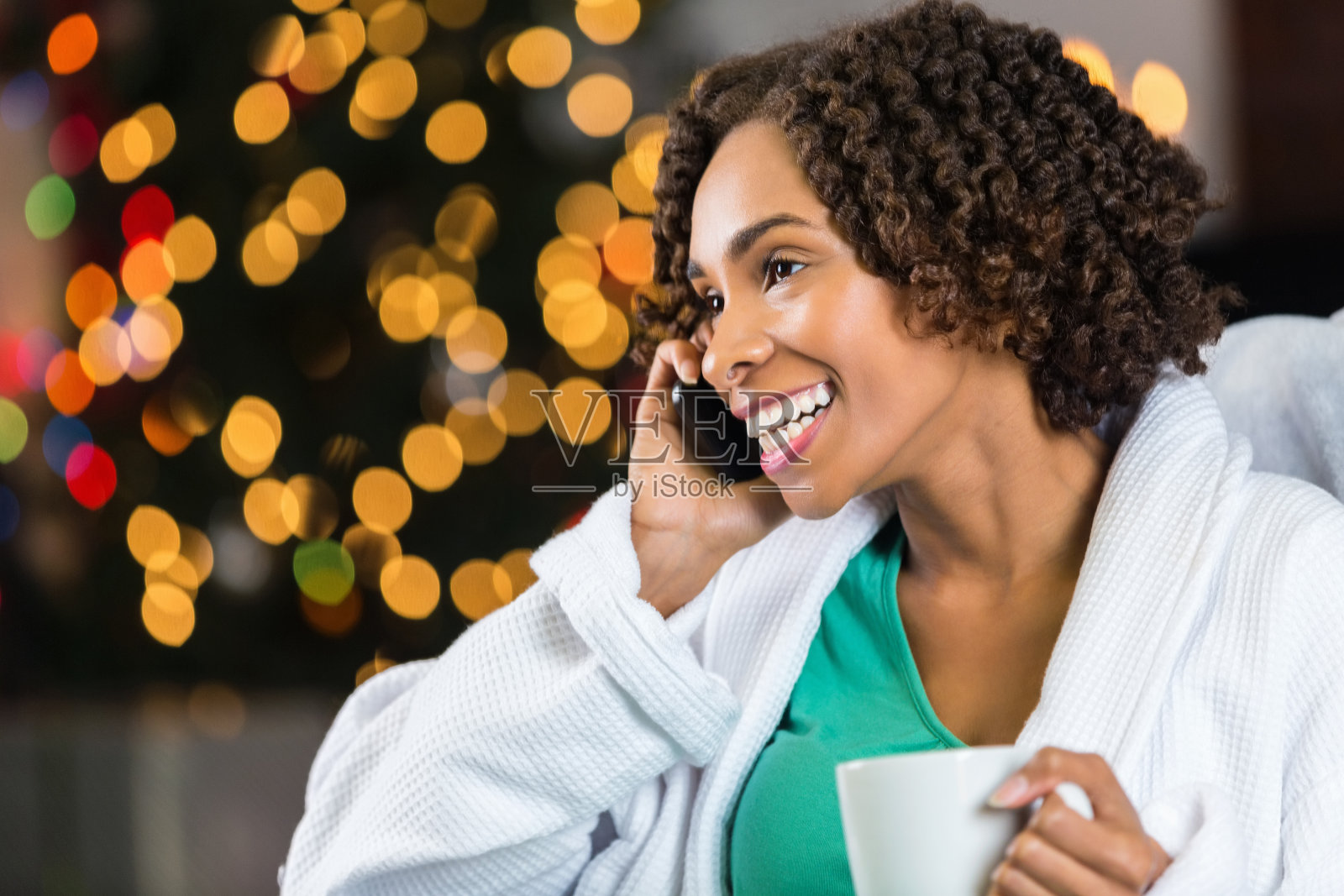 快乐的非裔美国妇女在圣诞节和家人聊天照片摄影图片