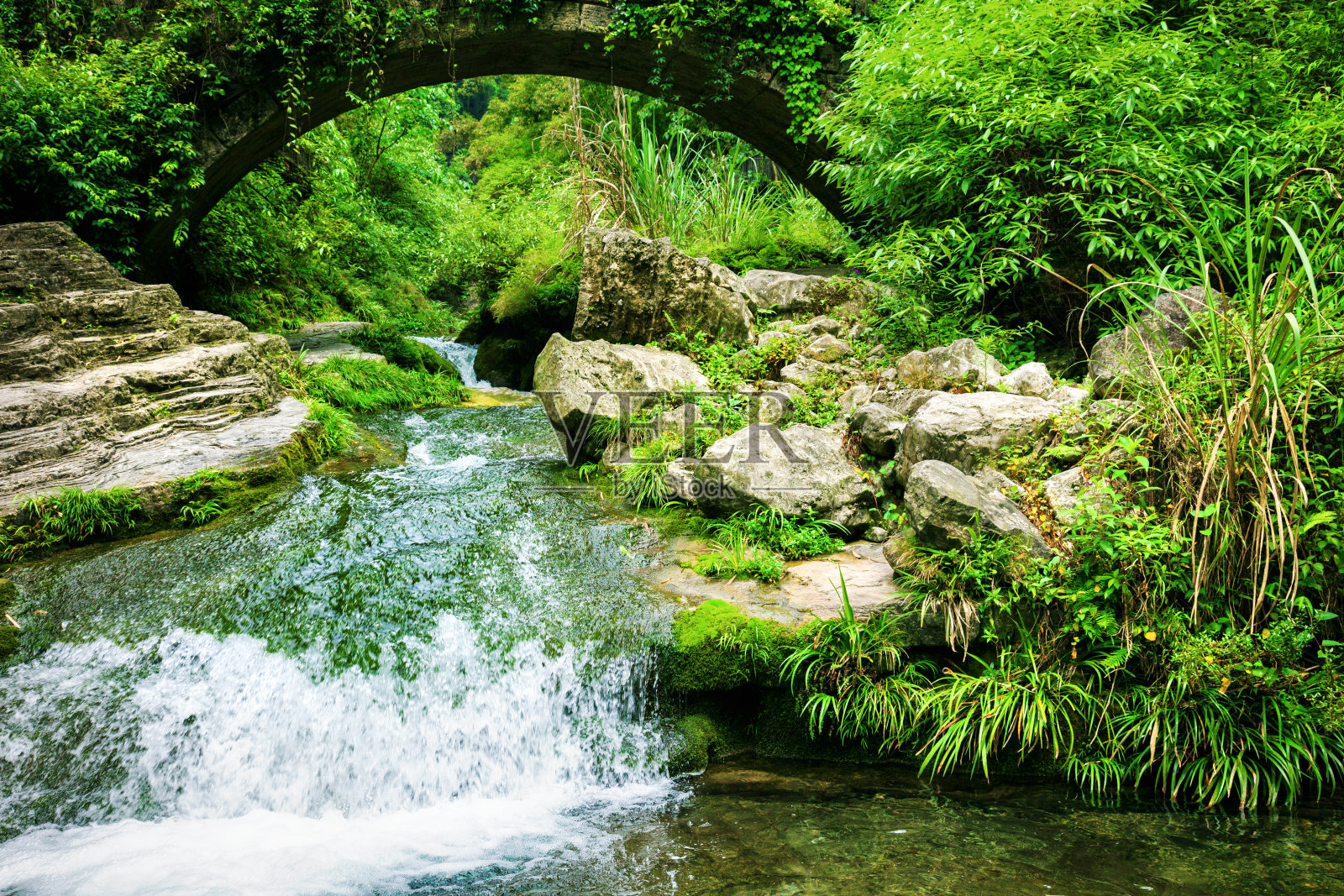 中国三峡地区的瀑布照片摄影图片
