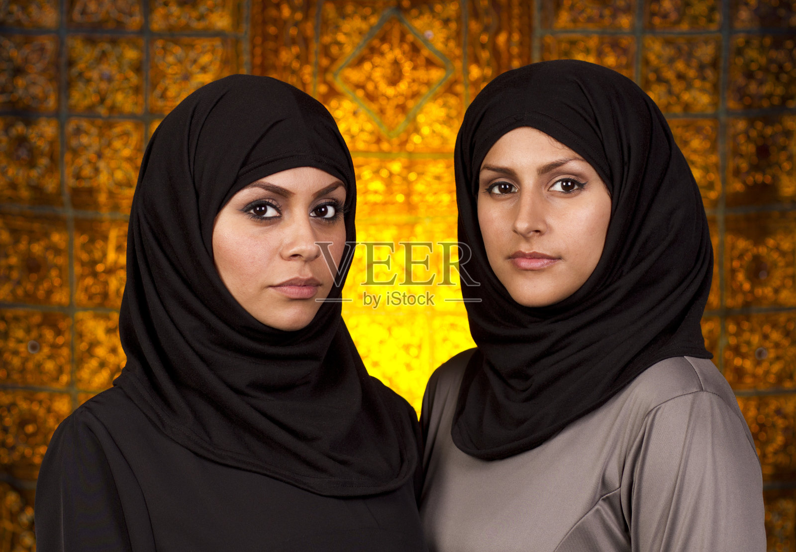 黄色背景下的中东妇女照片摄影图片