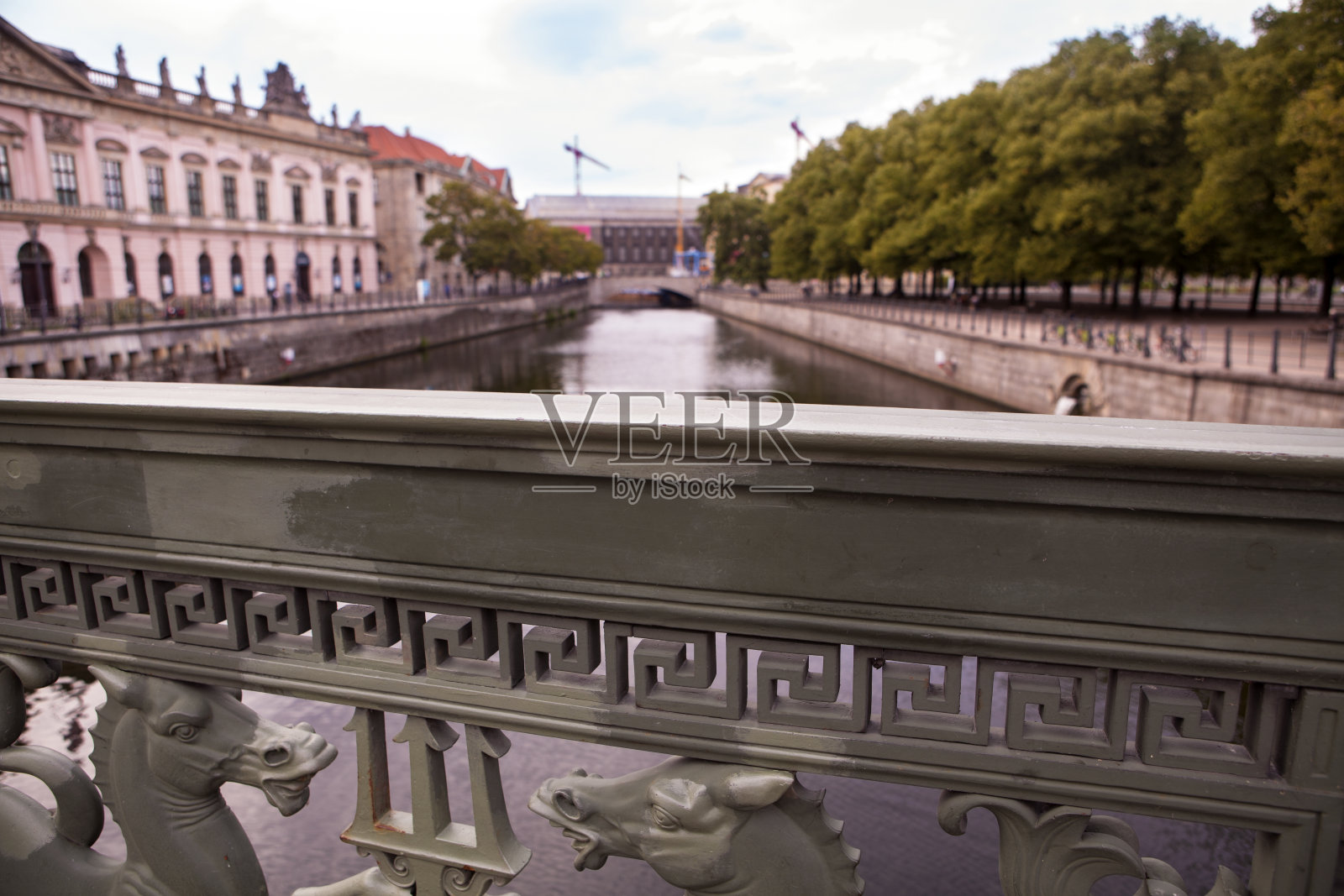 从柏林施普雷河上的桥上俯瞰照片摄影图片