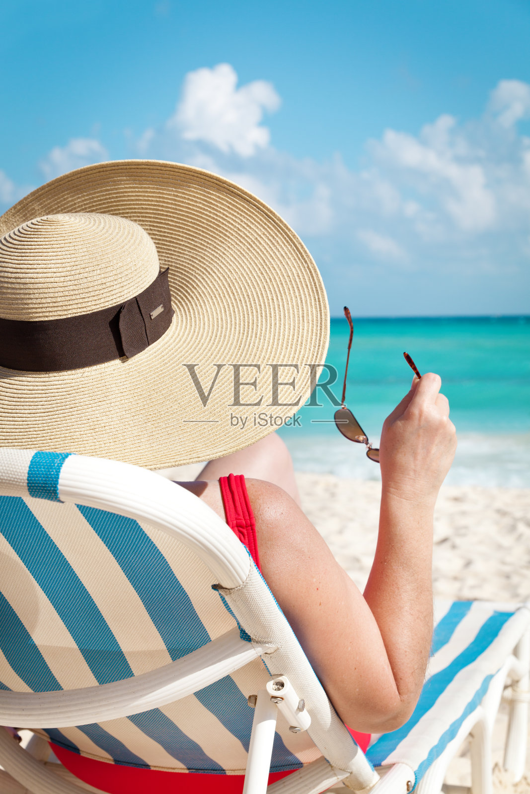 女游客与太阳帽在热带海滩坎昆墨西哥照片摄影图片