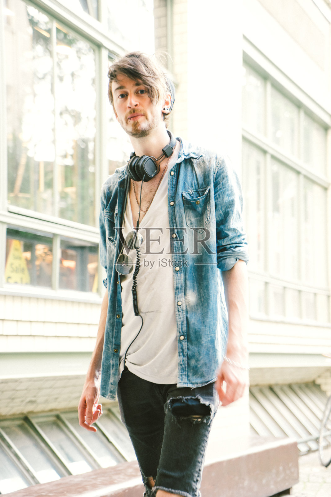 一个年轻时尚男子的肖像照片摄影图片