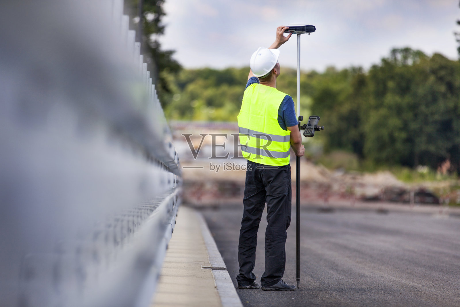 土地测量员使用全球定位系统照片摄影图片