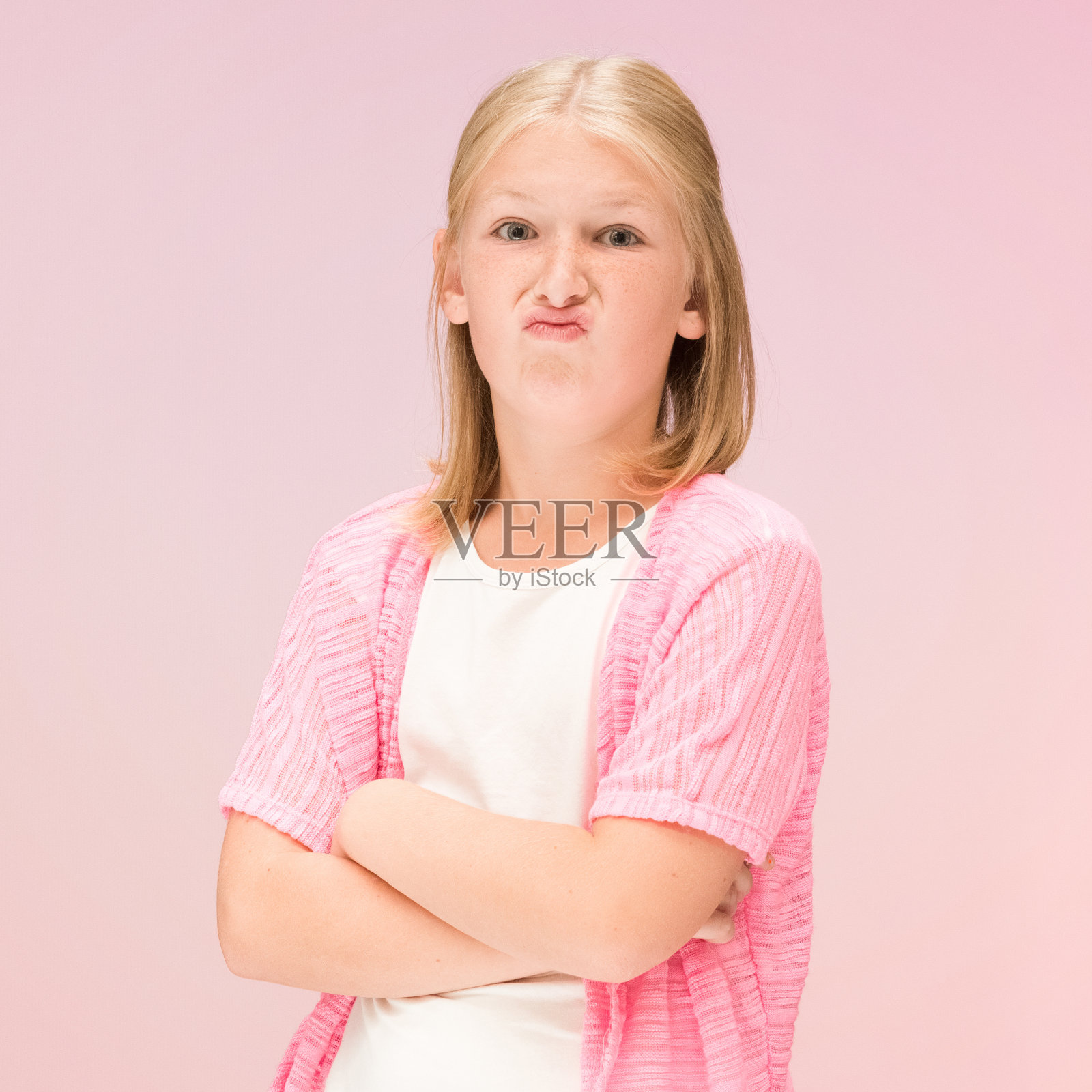 小女孩在做鬼脸照片摄影图片