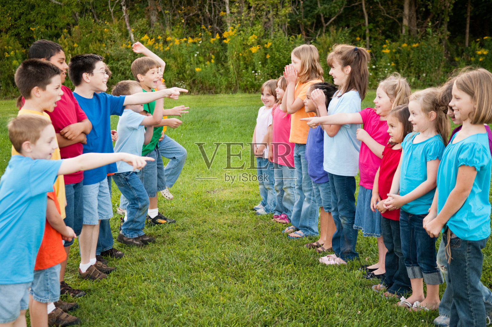 男孩和女孩在外面互相戏弄照片摄影图片