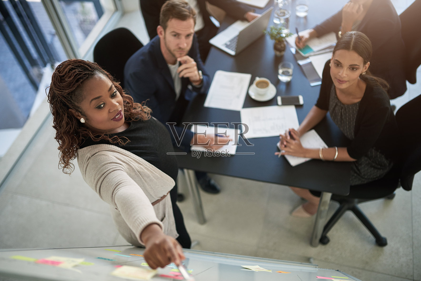 她领先了照片摄影图片