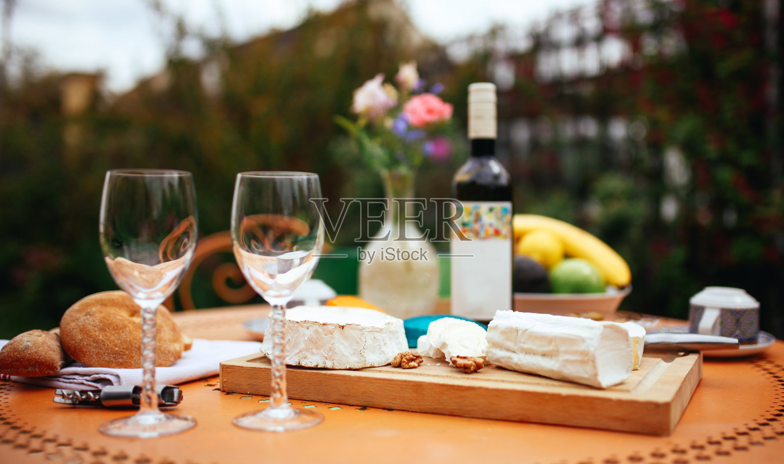 桌上有法国菜照片摄影图片