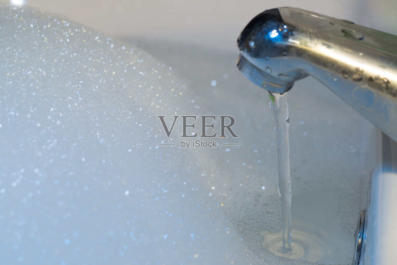 自来水和肥皂泡沫照片摄影图片