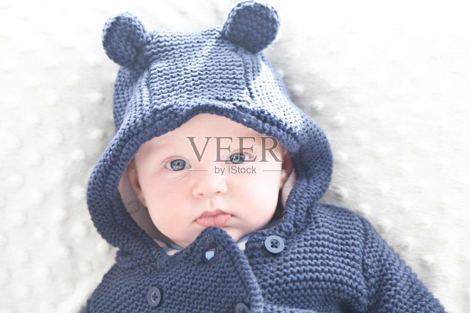 穿着蓝色针织上衣的小男孩照片摄影图片