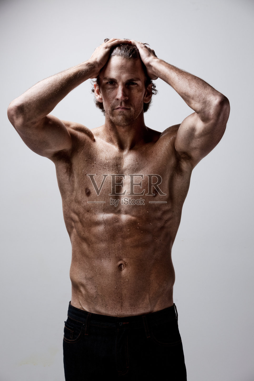 赤裸上身的肌肉男看着相机照片摄影图片