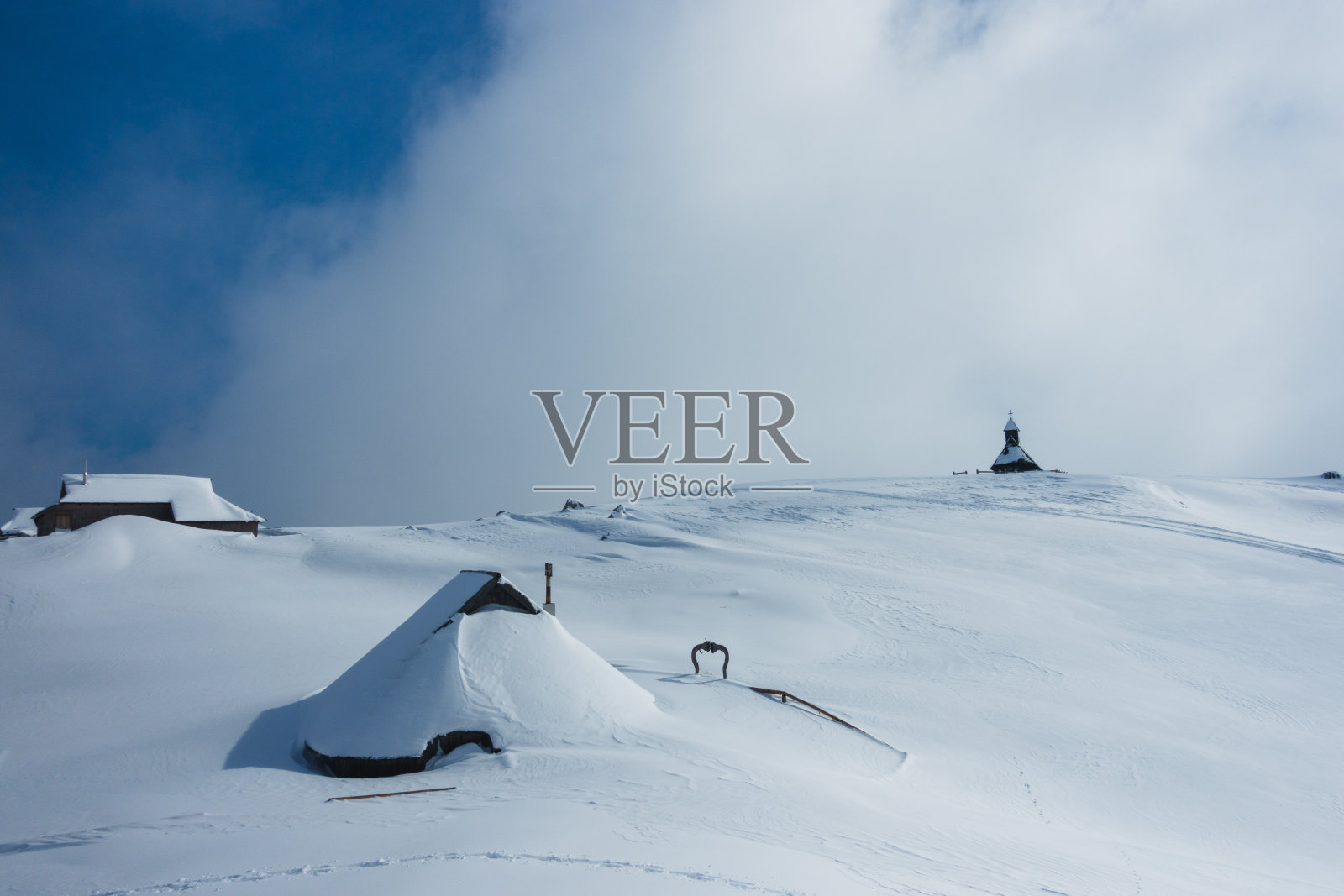 清晨的高山小屋照片摄影图片